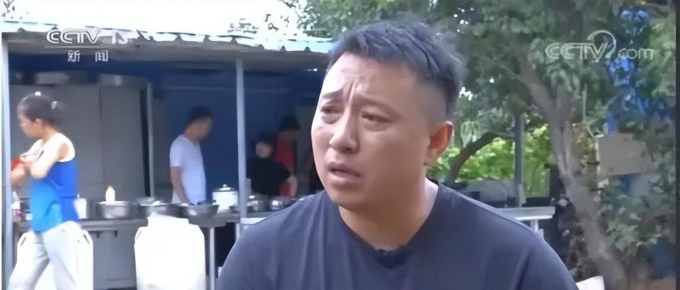 Bị gọi là kẻ ngốc suốt 29 năm vì làm bố của những cục nợ, người đàn ông vẫn hăng say viết lại cuộc đời cho 276 đứa trẻ-2