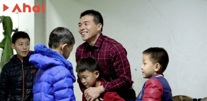 Bị gọi là kẻ ngốc suốt 29 năm vì làm bố của những cục nợ, người đàn ông vẫn hăng say viết lại cuộc đời cho 276 đứa trẻ-4