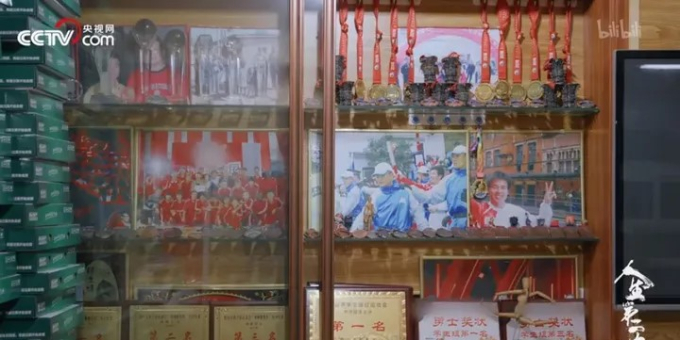 Bị gọi là kẻ ngốc suốt 29 năm vì làm bố của những cục nợ, người đàn ông vẫn hăng say viết lại cuộc đời cho 276 đứa trẻ-5