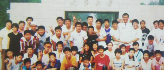 Bị gọi là kẻ ngốc suốt 29 năm vì làm bố của những cục nợ, người đàn ông vẫn hăng say viết lại cuộc đời cho 276 đứa trẻ-6