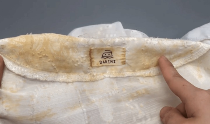 Mẹo đơn giản đánh bay mọi vết bẩn cứng đầu để áo trắng sạch tinh tươm-1