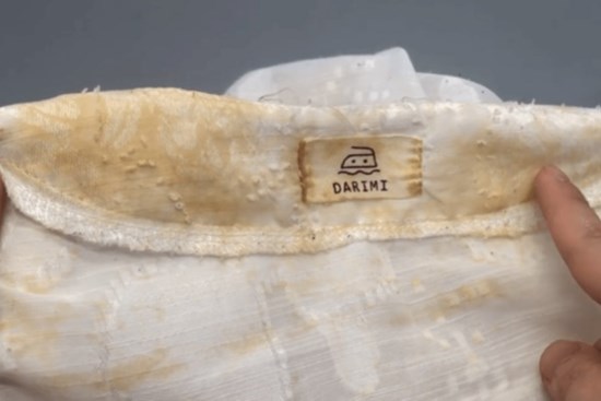 Mẹo đơn giản đánh bay mọi vết bẩn cứng đầu để áo trắng sạch tinh tươm