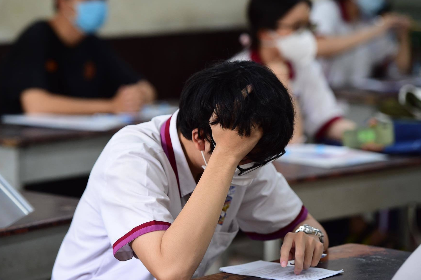 Mẹ ơi, các bạn học thêm ở nhà cô điểm cao hơn-1