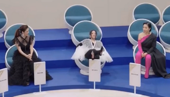 Gây tranh cãi với hành động gác chân lên bảng tên, diva Hồng Nhung lên tiếng-1