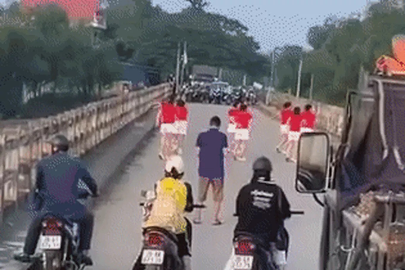 Tranh cãi nhóm phụ nữ nhảy múa giữa cầu gây ùn tắc giao thông ở Thái Nguyên-1