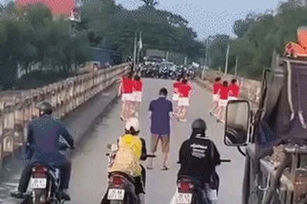 Tranh cãi nhóm phụ nữ nhảy múa giữa cầu gây ùn tắc giao thông ở Thái Nguyên