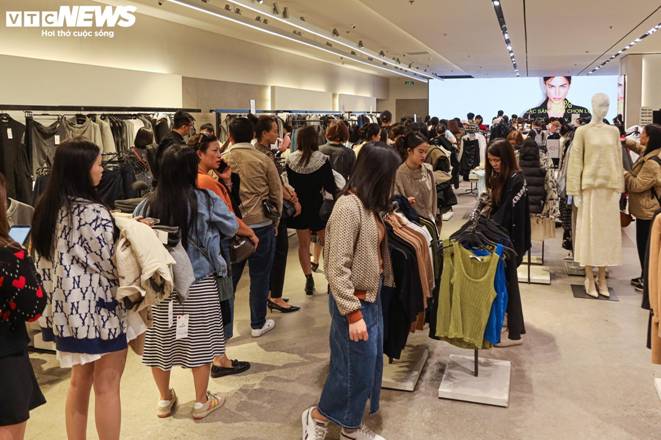 Vạ vật, xếp hàng cả tiếng đồng hồ mua đồ hiệu giảm giá Black Friday ở Hà Nội-4