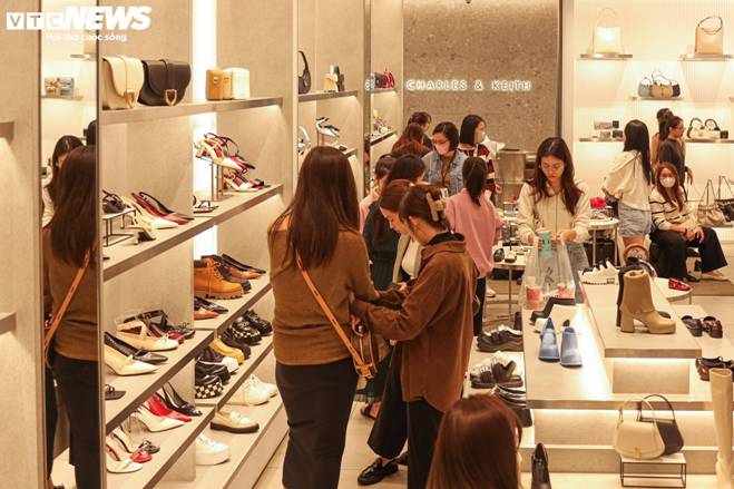 Vạ vật, xếp hàng cả tiếng đồng hồ mua đồ hiệu giảm giá Black Friday ở Hà Nội-14