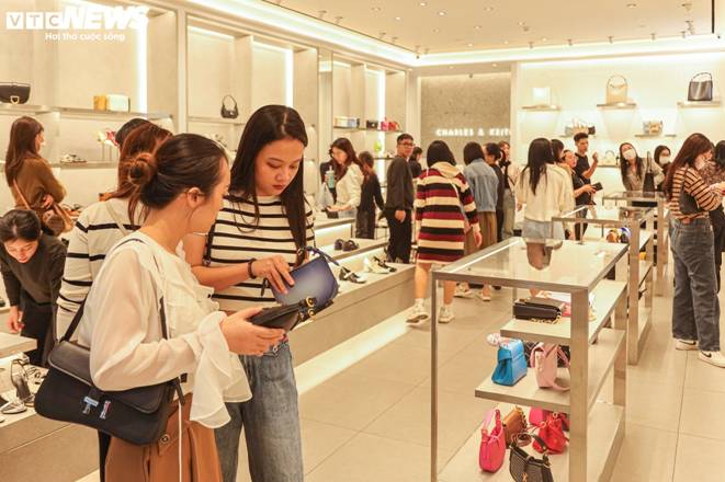 Vạ vật, xếp hàng cả tiếng đồng hồ mua đồ hiệu giảm giá Black Friday ở Hà Nội-15