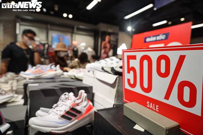 Vạ vật, xếp hàng cả tiếng đồng hồ mua đồ hiệu giảm giá Black Friday ở Hà Nội-16