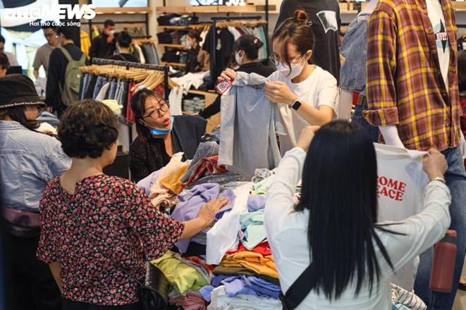 Vạ vật, xếp hàng cả tiếng đồng hồ mua đồ hiệu giảm giá Black Friday ở Hà Nội-12