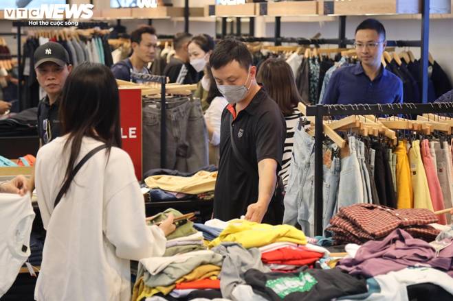 Vạ vật, xếp hàng cả tiếng đồng hồ mua đồ hiệu giảm giá Black Friday ở Hà Nội-13