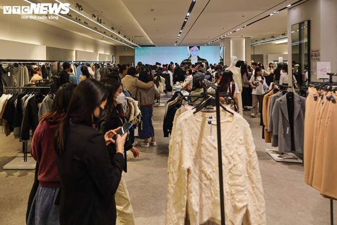 Vạ vật, xếp hàng cả tiếng đồng hồ mua đồ hiệu giảm giá Black Friday ở Hà Nội-3