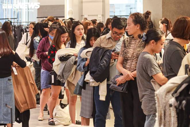 Vạ vật, xếp hàng cả tiếng đồng hồ mua đồ hiệu giảm giá Black Friday ở Hà Nội-5