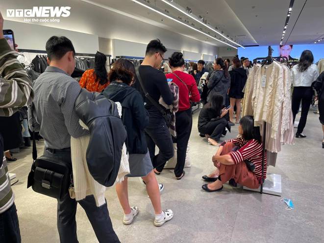 Vạ vật, xếp hàng cả tiếng đồng hồ mua đồ hiệu giảm giá Black Friday ở Hà Nội-6