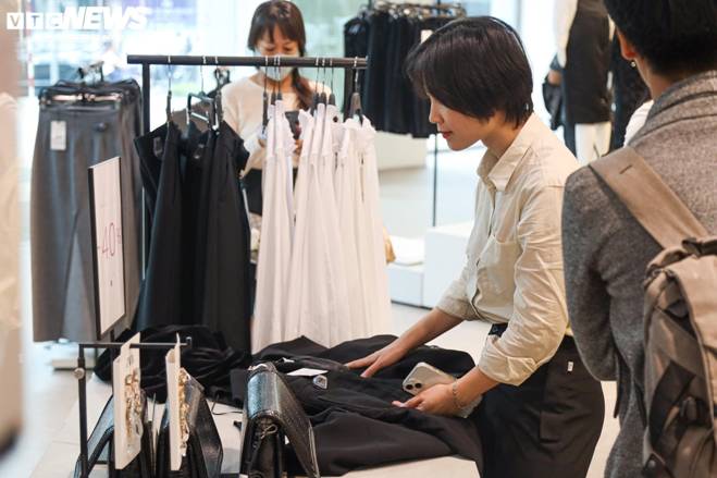 Vạ vật, xếp hàng cả tiếng đồng hồ mua đồ hiệu giảm giá Black Friday ở Hà Nội-7