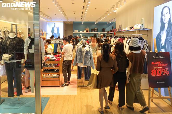 Vạ vật, xếp hàng cả tiếng đồng hồ mua đồ hiệu giảm giá Black Friday ở Hà Nội-8