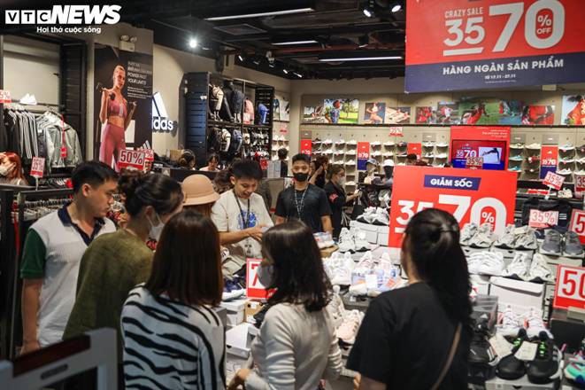Vạ vật, xếp hàng cả tiếng đồng hồ mua đồ hiệu giảm giá Black Friday ở Hà Nội-9