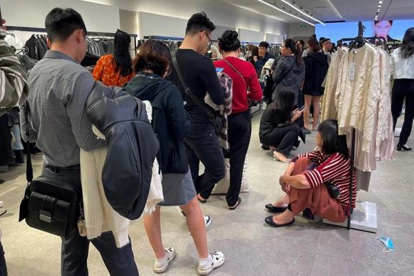 Black Friday ở Đà Nẵng ảm đạm, nhiều cửa hàng giảm sập giá” vẫn vắng người mua-11