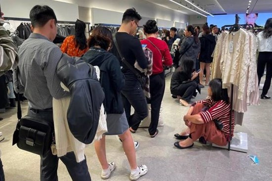 Vạ vật, xếp hàng cả tiếng đồng hồ mua đồ hiệu giảm giá Black Friday ở Hà Nội