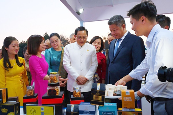 Tăng cường kết nối nông sản, thương mại điện tử giữa các doanh nghiệp Hà Nội - Viêng Chăn-1