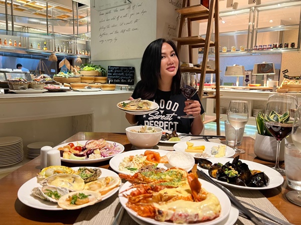 Nữ hoàng ảnh lịch 56 tuổi không kết hôn, sinh con vì cú sốc tình cảm, giờ sống tự tại, đẹp quyến rũ-6