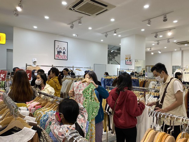 Black Friday ở Đà Nẵng ảm đạm, nhiều cửa hàng giảm sập giá” vẫn vắng người mua-10