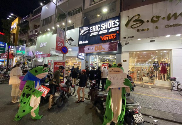 Black Friday ở Đà Nẵng ảm đạm, nhiều cửa hàng giảm sập giá” vẫn vắng người mua-5