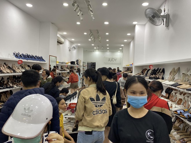 Black Friday ở Đà Nẵng ảm đạm, nhiều cửa hàng giảm sập giá” vẫn vắng người mua-7