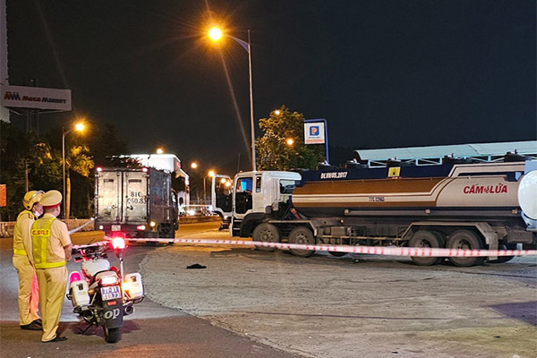 Xe bồn tông nhiều xe máy dừng đèn đỏ ở Bình Dương-3