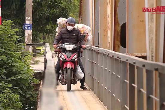 Cây cầu chỉ đi vừa một xe máy phục vụ 20.000 người dân ở Hà Nội