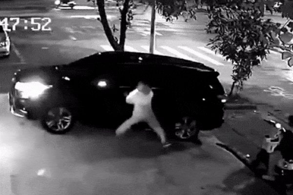 Đi cướp ô tô gặp ngay chủ xe đang ngủ, 2 thanh niên hoảng sợ bỏ chạy