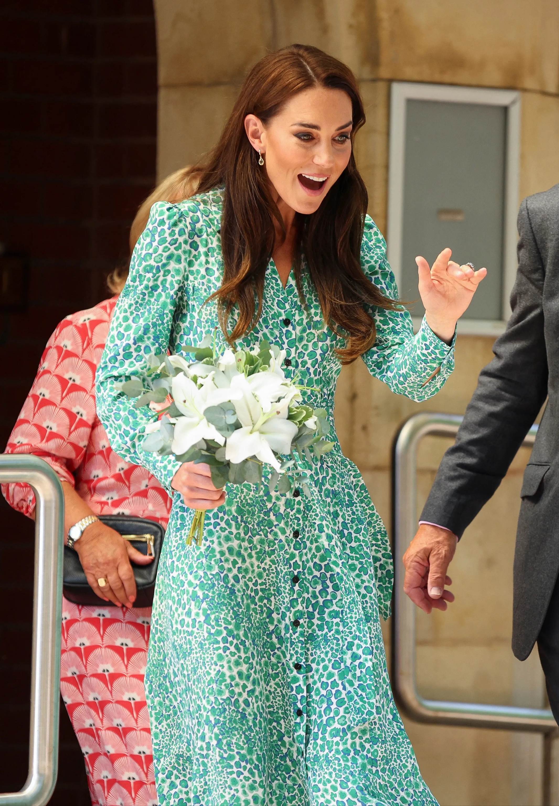 Vương phi Kate Middleton chính là sách mẫu diện trang phục màu sắc sang trọng, tinh tế-2