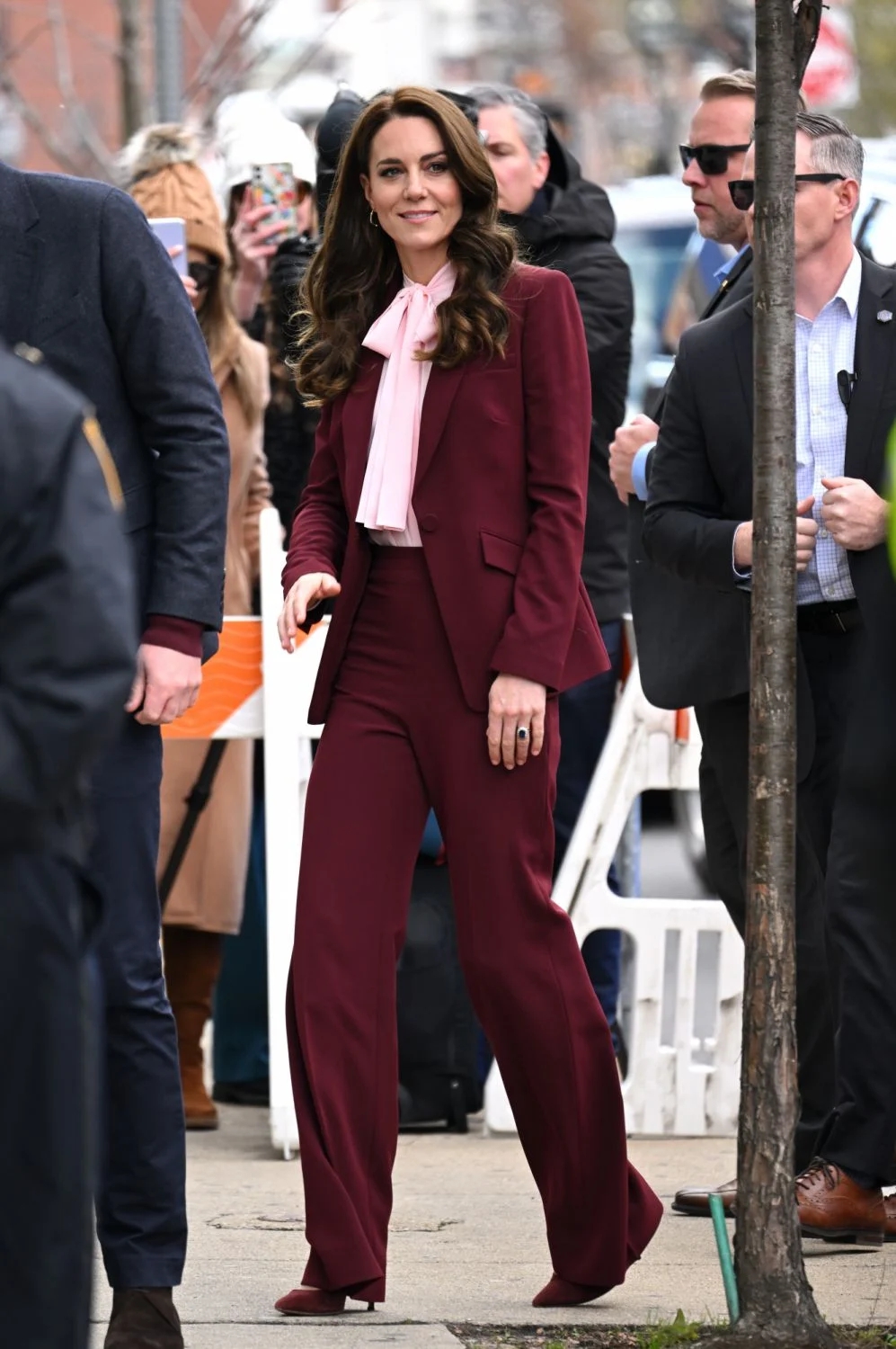 Vương phi Kate Middleton chính là sách mẫu diện trang phục màu sắc sang trọng, tinh tế-10