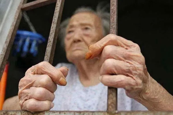 Con trai lương tháng 20 triệu đồng nhưng biếu bố mẹ 600 nghìn cũng hậm hực: Câu chuyện nên đọc để tránh con cái về sau bất hiếu-1