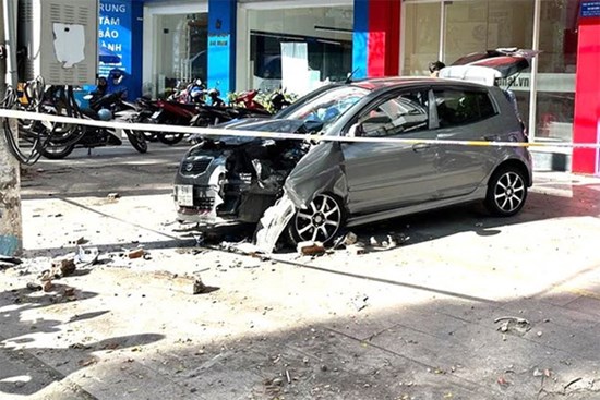 Ô tô do người phụ nữ cầm lái lao vào cột điện, ba mẹ con bị thương