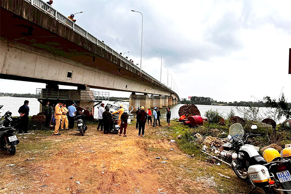 Ô tô con lao xuống vực ở Sơn La, 2 người bị thương nặng-2