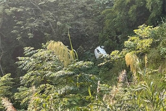 Ô tô con lao xuống vực ở Sơn La, 2 người bị thương nặng