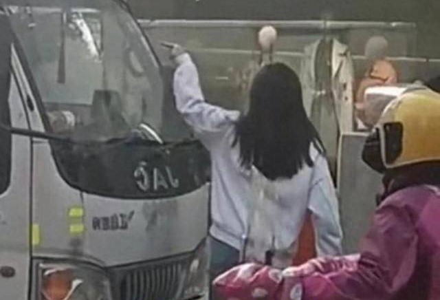 Cô gái xuống tay đánh cụ ông xin tiền khiến đám đông giận dữ chỉ trích, bị lên án mới ra sức ngụy biện: Do tâm trạng không được tốt-1