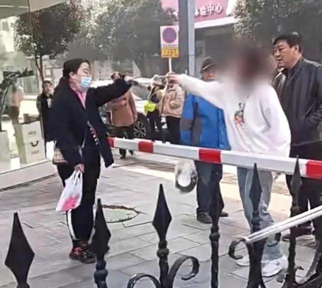 Cô gái xuống tay đánh cụ ông xin tiền khiến đám đông giận dữ chỉ trích, bị lên án mới ra sức ngụy biện: Do tâm trạng không được tốt-2