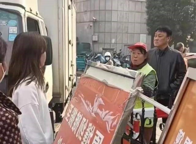 Cô gái xuống tay đánh cụ ông xin tiền khiến đám đông giận dữ chỉ trích, bị lên án mới ra sức ngụy biện: Do tâm trạng không được tốt-4