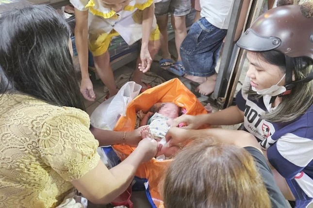 Bé gái sơ sinh còn nguyên dây rốn bị bỏ rơi trong hẻm ở TPHCM-1