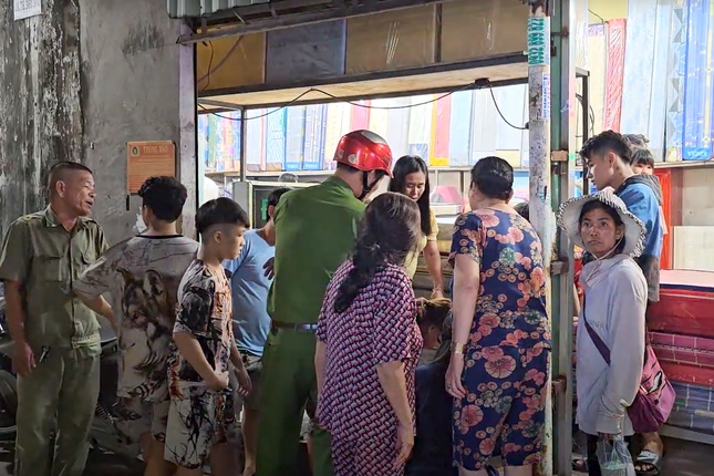 Bé gái sơ sinh còn nguyên dây rốn bị bỏ rơi trong hẻm ở TPHCM-2