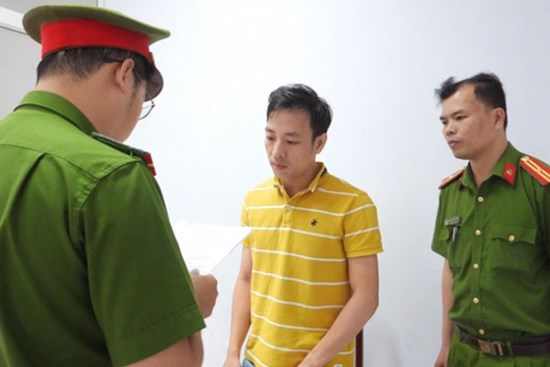 Nhờ người đóng giả nhân viên ngân hàng để lừa đảo 700 triệu đồng
