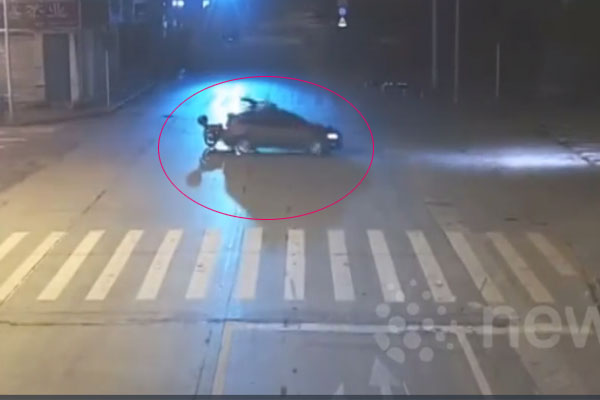 Clip: Va chạm ngay ngã tư, người đàn ông đi xe máy bay lên nóc ô tô-1