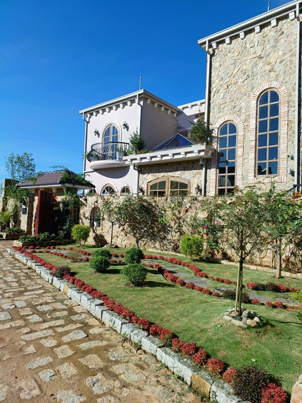 Dinh thự như lâu đài của Hoa hậu Thu Hoài ở Đà Lạt-1