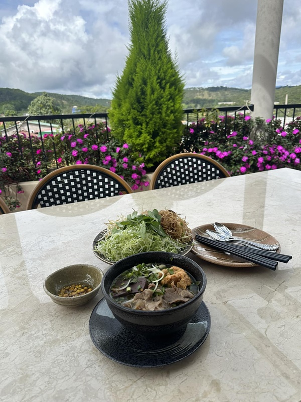 Dinh thự như lâu đài của Hoa hậu Thu Hoài ở Đà Lạt-7