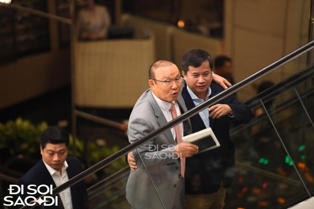 HLV Park Hang-seo cùng dàn tuyển thủ đến dự đám cưới Văn Hậu, một cái tên gây chú ý với ngoại hình chuẩn nam thần-1