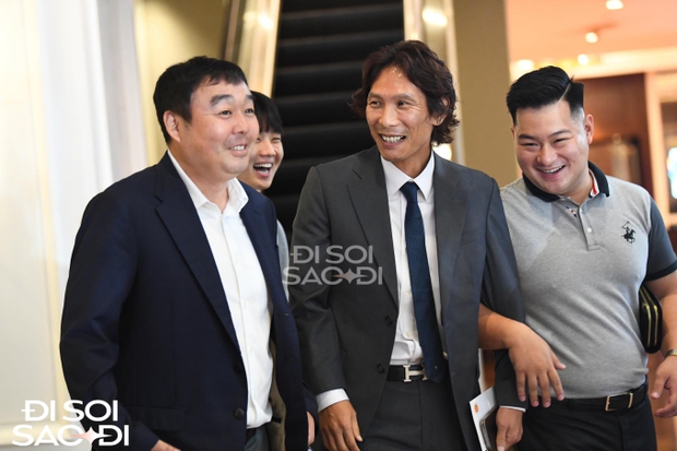 HLV Park Hang-seo cùng dàn tuyển thủ đến dự đám cưới Văn Hậu, một cái tên gây chú ý với ngoại hình chuẩn nam thần-3