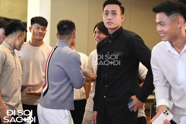 HLV Park Hang-seo cùng dàn tuyển thủ đến dự đám cưới Văn Hậu, một cái tên gây chú ý với ngoại hình chuẩn nam thần-6